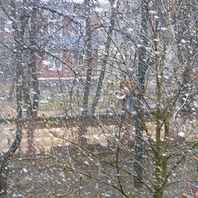 А за окном, то дождь то снег.......